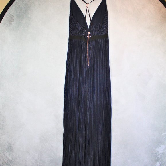 STYLESTALKER Plunging Neckline Crepe Maxi Dress - Picture 14 of 15